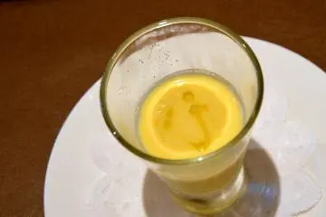 <p>Chilled corn soup that refreshes on a hot summer afternoon</p>