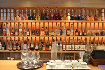 <p>Extensive bar counter</p>
