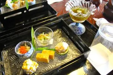 <p>The Appetizer course, so colorful and flavorful</p>