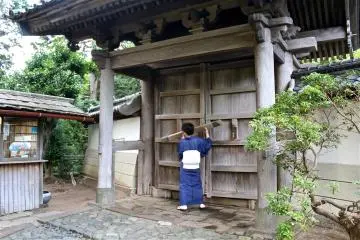 <p>After dinner, our wonderful hostess escorted us up the cobblestone pathway and through the historic San-mon temple gate.</p>