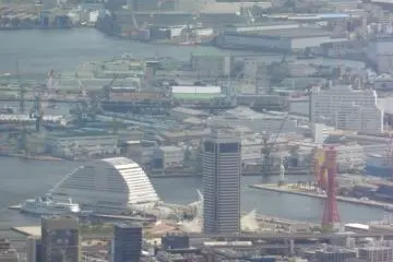 <p>Close up on Meriken Park with Kobe Port Tower on the right and the Oriental Hotel on the left</p>