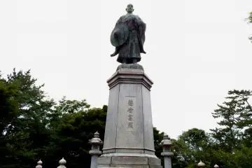 Front view of Rennyo's statue. This was carved by the renowned Japanese sculptor, Takamura Koun in 1934, who also created the statue of Saigo Takamori that stands in Ueno Park, Tokyo