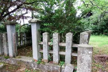Inside, there is a stone on which Rennyo sat and pondered...has it been kept here for more than 500 years without anyone guarding it?