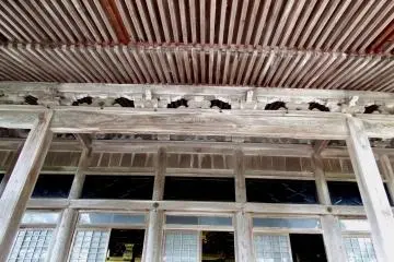 <p>Looking up at the eaves of the main temple building</p>
