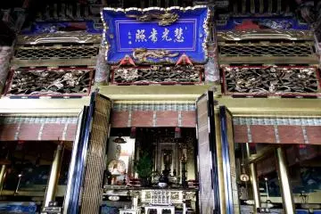 <p>Gorgeous alter of the main temple building</p>