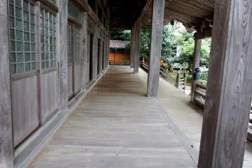 <p>Covered corridor of the main temple building</p>
