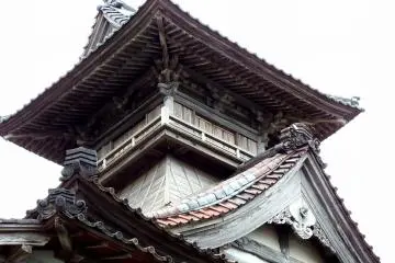 <p>Close-up look at Taiko-Ro (Drum Tower). The windows were shut and I couldn't see inside</p>