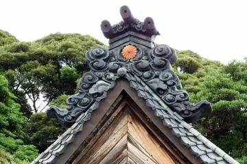 <p>Beautiful temple roof and green leaves in the backdrop</p>