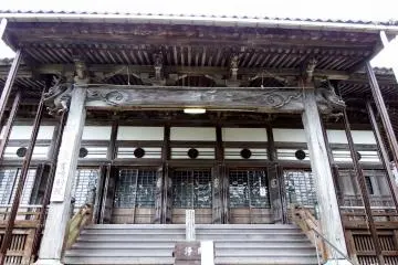 <p>Front view of the main temple building</p>