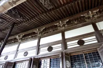 <p>Looking up at the huge eaves of the main temple building</p>