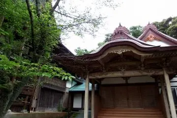 <p>View of the temple grounds</p>
