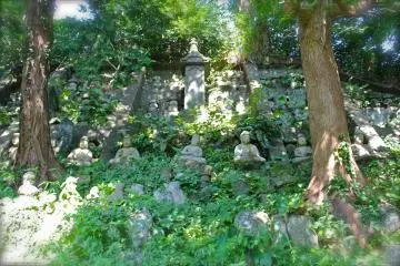 <p>Hyakubutsu-gake. Hyaku&nbsp;meaning "100" are enshrined here.</p>