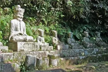 <p>Sekizo Juo Zo. A set of stone images of the 10 Judges of Hell.</p>