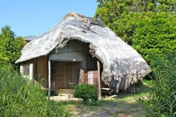 <p>Thatched roofing on this peculiar structure&nbsp;</p>