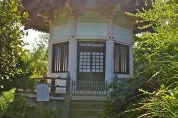 <p>Hakkaku-dou Hall is octagonal and sits on the edge of the hill</p>