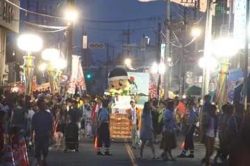 <p>'Yoichi&nbsp;kun' coming down the street towards the kanodoro</p>