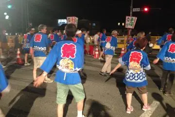 <p>Lots of different organizations from the region take part</p>