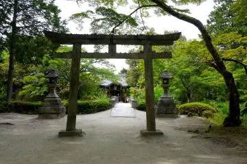 <p>Bentendo framed by the stone torii &nbsp;</p>
