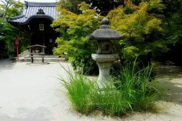 <p>Picturesque stone lantern with Bentendo in the background</p>