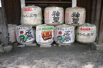 <p>Sake barrels donated to the temple</p>