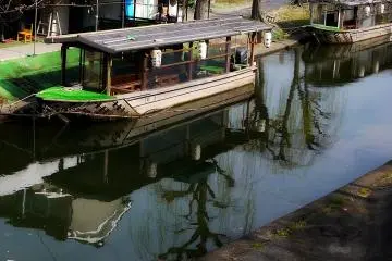 <p>ผืนน้ำราบเรียบในคลองสะท้อนภาพได้สวยงาม</p>