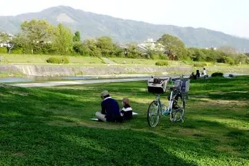<p>Parents play with their kids on the river banks</p>
