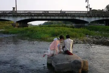 <p>The river flows past many dating couples</p>