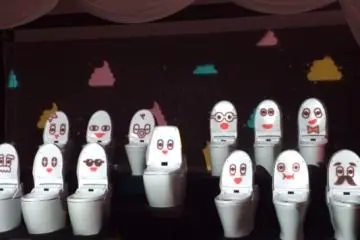 Toilets singing a song ( Arigatou Toire)