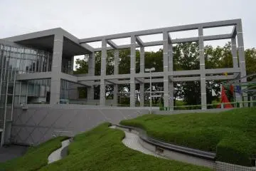 <p>บริเวณด้านข้างตกแต่งเป็นสนามหญ้าขั้นบันได</p>