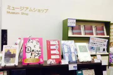 <p>Museum Shopขายงานศิลปะ ของที่ระลึก</p>