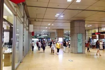 <p>ภายในสถานีรถไฟJR Takashimaya</p>