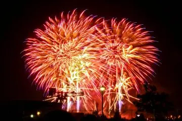 <p>Bring out the big guns! Some of Kanagawa Shimbun&rsquo;s bigger fireworks can reach a diameter of over 480 metres</p>