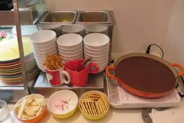 <p>Depending on the location, you can find either chocolate fondue or a chocolate fountain at Sweets Paradise</p>