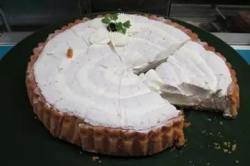 <p>A creamy yogurt tart</p>
