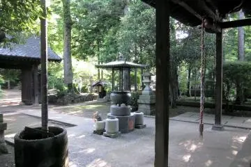 <p>Prayer grounds right next to the shrine dedicated to the maneki neko. Praying etiquette of washing hands, ringing the bell and clapping of hands is commonly demonstrated here.</p>