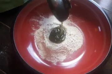 <p>Work the soba flour and the slimy seaweedy stuff together for great taste and texture.</p>