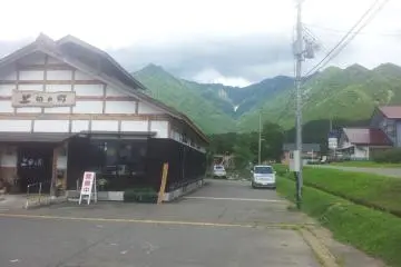 <p>And there is even a bit of snow in the mountains above Shiozawa.</p>