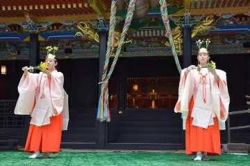 <p>Another Kagura performance: "Yorozuyo no Mai"</p>