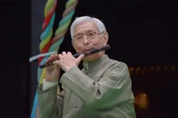 <p>Mr.&nbsp;Sukeyasu Shiba, a prominent artist in Gagaku music, plays fue&nbsp;(Shinto flute) for the attentive audience</p>