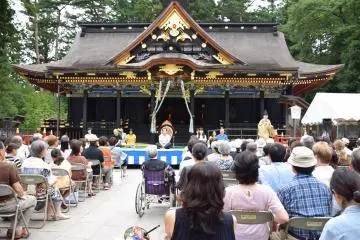 <p>The open-air stage was set in front of the shrine's main building.</p>