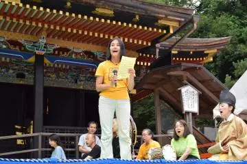 <p>The program includes an the opportunity to "sing a song&nbsp;along with Gagaku performance". The instructor is introducing how to sing with the music score</p>