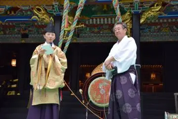 <p>The chief priest of the Osaki Hachiman Shrine, Mr.&nbsp;Onome, with a Gagaku musician, Ms.&nbsp;Miyata</p>