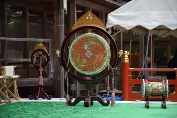 <p>The sounds of various sized drums add dynamics and accents to the traditional tune</p>