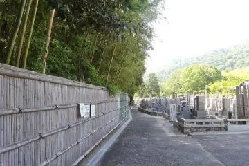 <p>สุสานในบริเวณ</p>