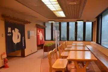 <p>Pintu masuk menuju fasilitas kolam indoor untuk pria dan wanita</p>