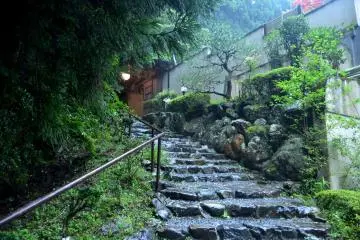 <p>Jalan menuju kolam outdoor</p>