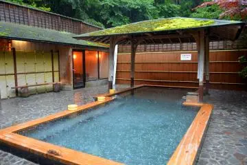 <p>Kolam outdoor Kurama Onsen</p>