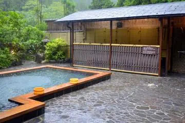 <p>Kolam outdoor Kurama Onsen</p>