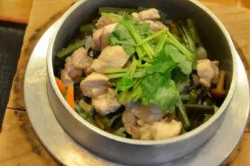 <p>Jidori Sansai - hidangan Kyoto yang direkomendasikan terdiri dari beras wangi, ayam, dan sayur liar.</p>