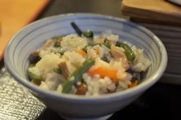 <p>Jidori Sansai - hidangan Kyoto yang direkomendasikan terdiri dari beras wangi, ayam, dan sayur liar.</p>